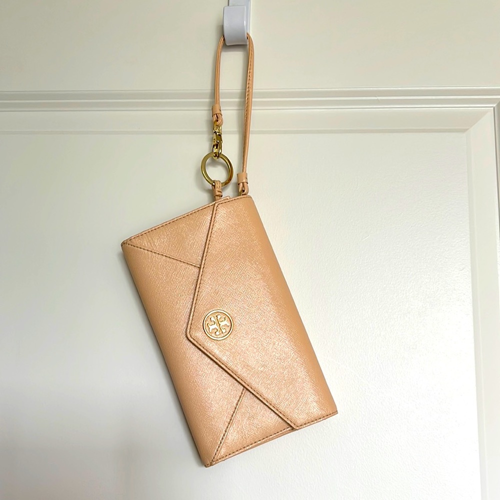 Tory Burch envelope clutch/hand carry pouch/leather. Nude/light beige